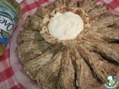 Блинный пирог с сырным соусом