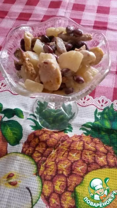Фасолевый салат с ананасами