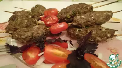 Люля-кебаб на шпажках с помидорами