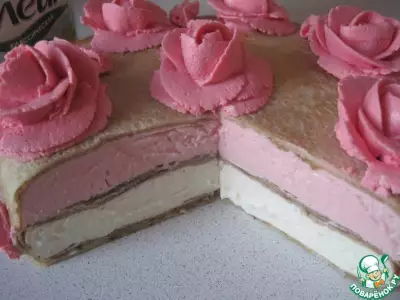 Торт блинчатый с розами
