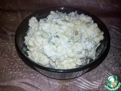 Салат с сыром и соленым огурцом