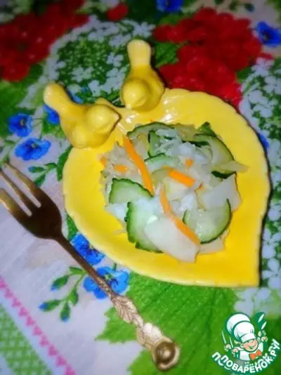 Маринованный салат из огурцов, яблок и капусты