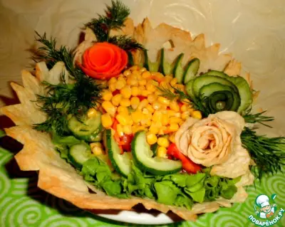Овощной салат в съедобной тарелке