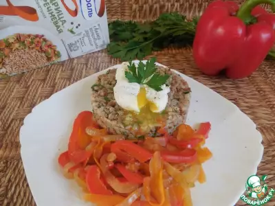 Салат из гречки с овощами и яйцом пашот