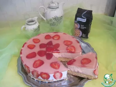 Сладкий пирог или торт клубничный с нутовым бисквитом