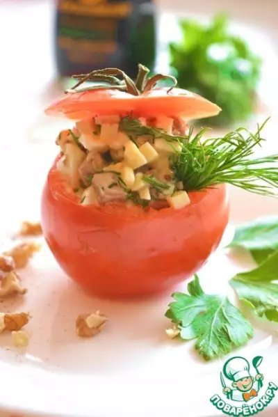 Помидор, фаршированный мясным салатом