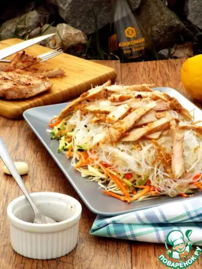 Овощной салат с фунчозой и корейкой гриль