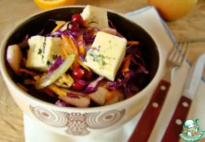Салат из краснокочанной капусты с голубым сыром