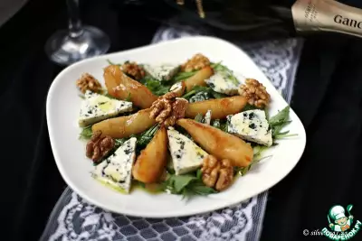 Салат с грушами, рукколой и сыром