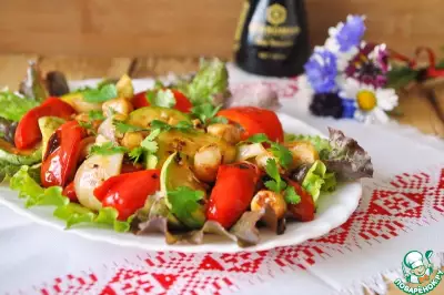 Салат-гриль с гребешком и овощами