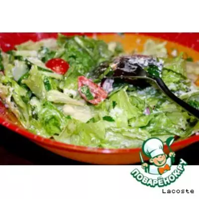 Зеленый салат с сырной заправкой