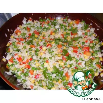 Пикантный салат из риса с кукурузой и зеленым горошком