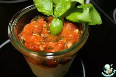 Яичный салат с соусом из помидоров