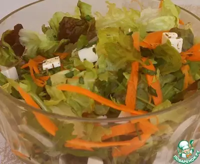 Зеленый салат с морковью и брынзой