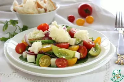Салат с чиабаттой и сезонными овощами