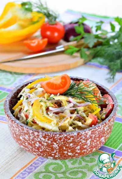 Овощной салат с яичным блинчиком