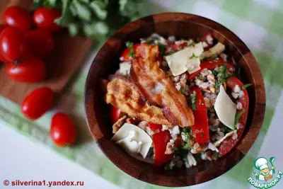 Салат из гречки с помидорами и беконом