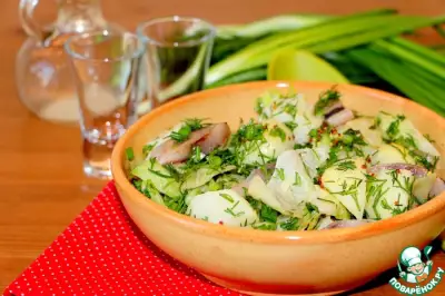 Картофельный салат с сельдью и зеленью