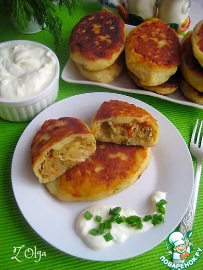 Жареные картофельные пирожки с квашеной капустой