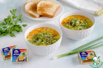 Сырный суп с зеленым горошком и травами