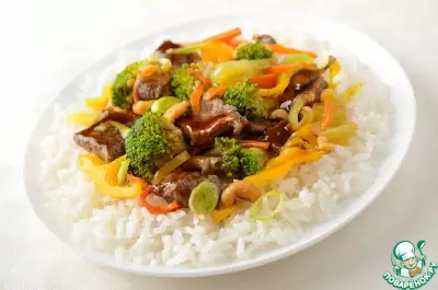 Жареная говядина с рисом, овощами и грибами