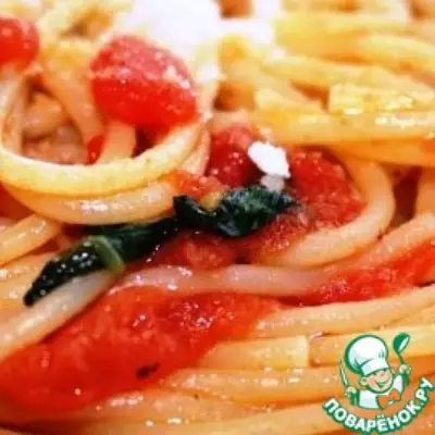 Гнезда из спагетти с томатом и базиликом