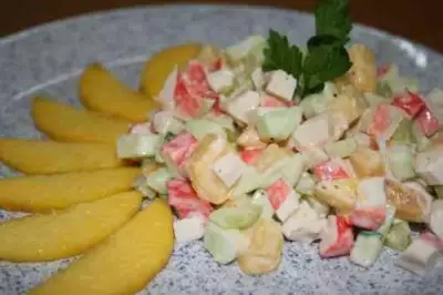 Грибной салат с ананасами и крабовым мясом