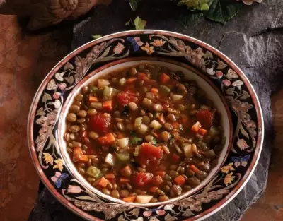 Овощной суп с чечевицей, грибами и беконом
