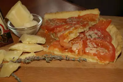 Открытый пирог с помидорами, тимьяном и сыром