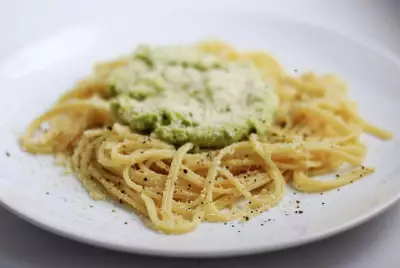 Спагетти с авокадо и чесноком