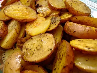 Жареный молодой картофель с чесноком и зеленью