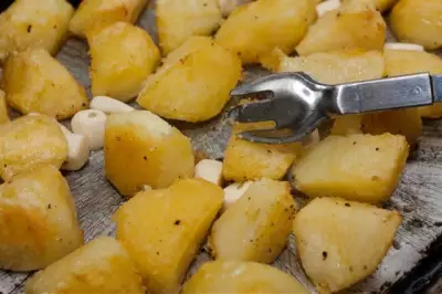 Запеченный картофель с чесноком и лимоном
