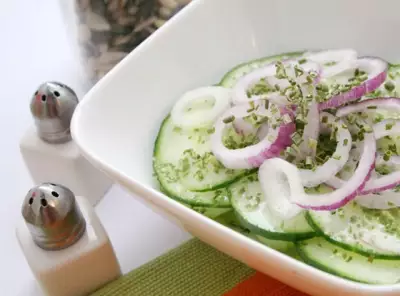 Огуречный салат с красным луком, укропом и сметаной по‑гречески