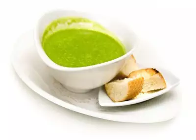 Крем-суп из лука-порей и сельдерея с жареными крутонами