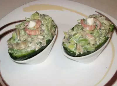 Салат из авокадо с креветками и шампиньонами