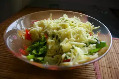 Теплый салат с подтаявшим сыром сулугуни