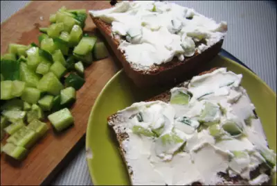 Хлебные тосты с салатом из сельдерея, огурца и творога