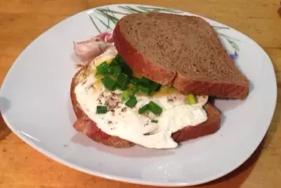 Сэндвич с беконом, яйцом и сливочным сыром