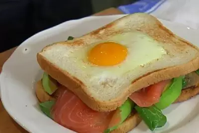 Сэндвич с яйцом, семгой и авокадо