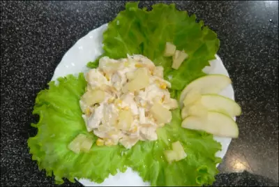 Куриный салат с ананасом, яблоками и кукурузой