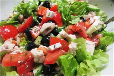 Нарезанный греческий салат с курицей