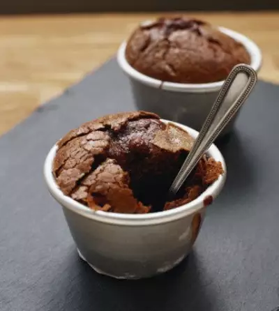 Теплое шоколадное суфле с фисташковым мороженым