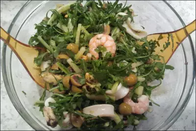 Салат из рукколы с морепродуктами и свежими огурцами