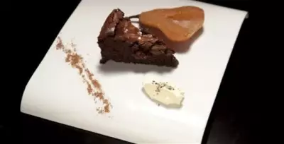 Шоколадный торт с грушами