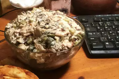 Салат с курицей, грибами и маринованными огурцами