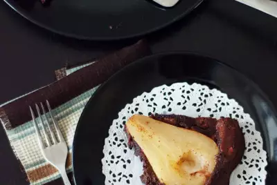 Шоколадный пирог с грушами без муки