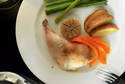 Курица с томленым чесноком, картофелем, зеленой спаржей и перцем