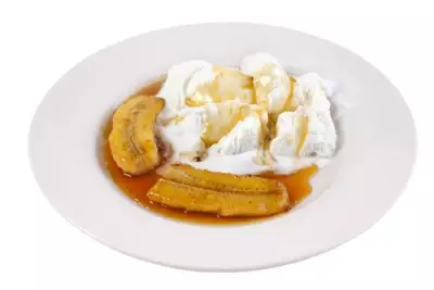 Жареные бананы с ванильным мороженым и карамельным соусом