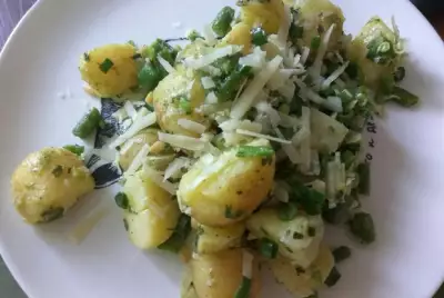 Салат из молодого картофеля с песто зеленой фасолью и кедровыми орешками