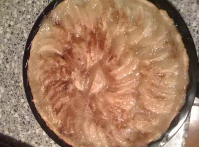 Открытый пирог с яблоками в карамели